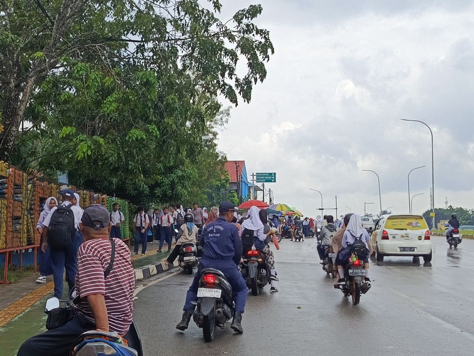 Suasana depan SMPN 47 Batam di Marina. Tak ada halte siswa dan penjemput kehujanan saat hari hujan.