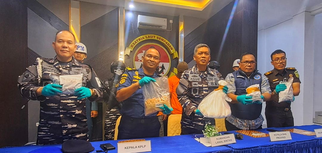 Danlanal Bintan, Kolonel Laut (P) Eko Agus Susanto perlihatkan narkoba hasil tangkapan.