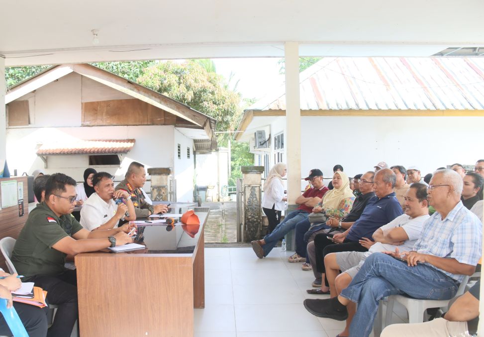 Perwakilan Pemerintahan Kota Batam dan perwakilan Kejaksaan Negeri Batam melakukan pertemuan dengan warga Perumahan Sukajadi terkait keberatan  atas  pembangunan kantor Kelurahan.