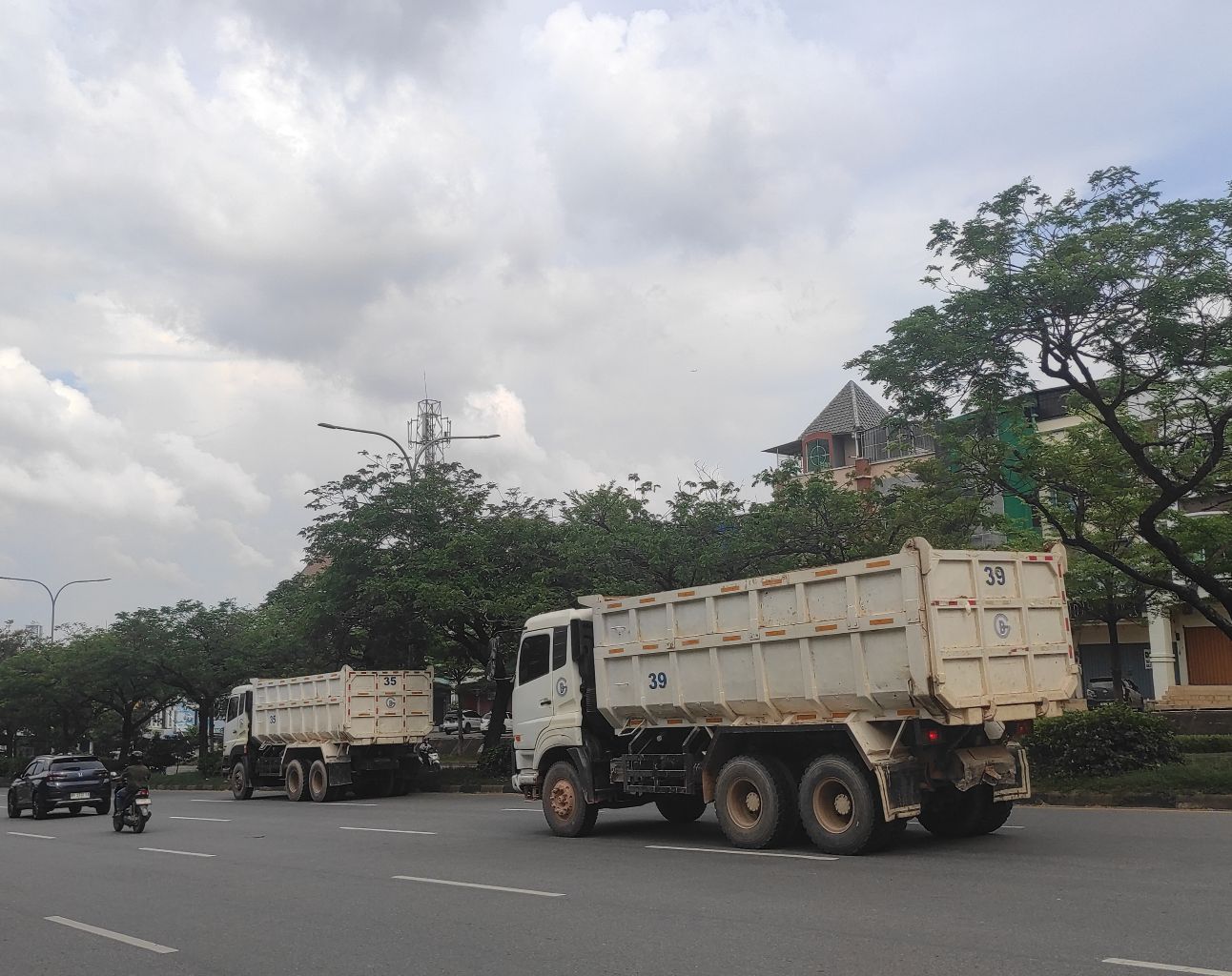 Truk pengangkut tanah melintas dijalan Raja Haji Fisabilillah Batam Center, Minggu (5/10).