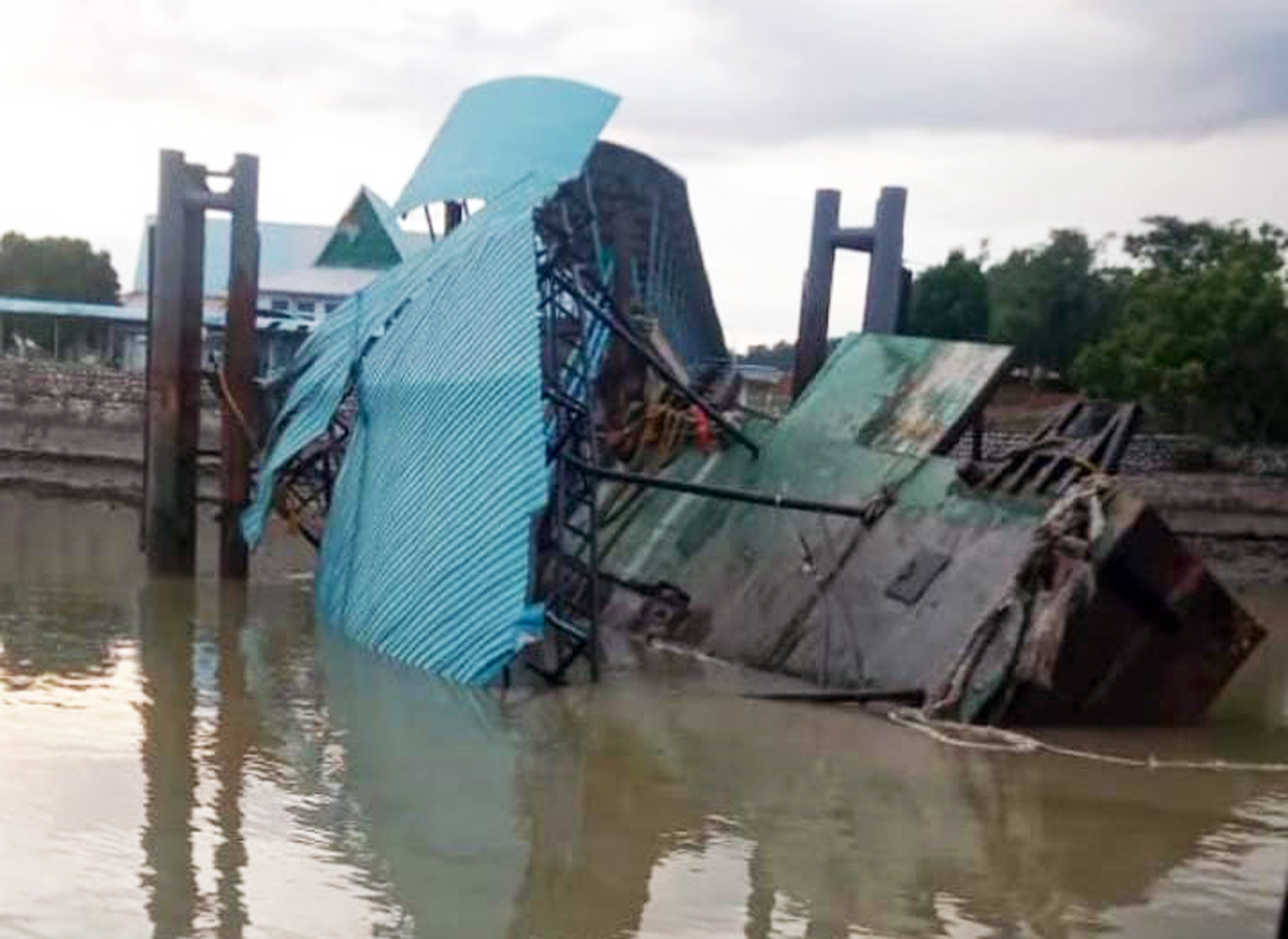 Ponton yang roboh.