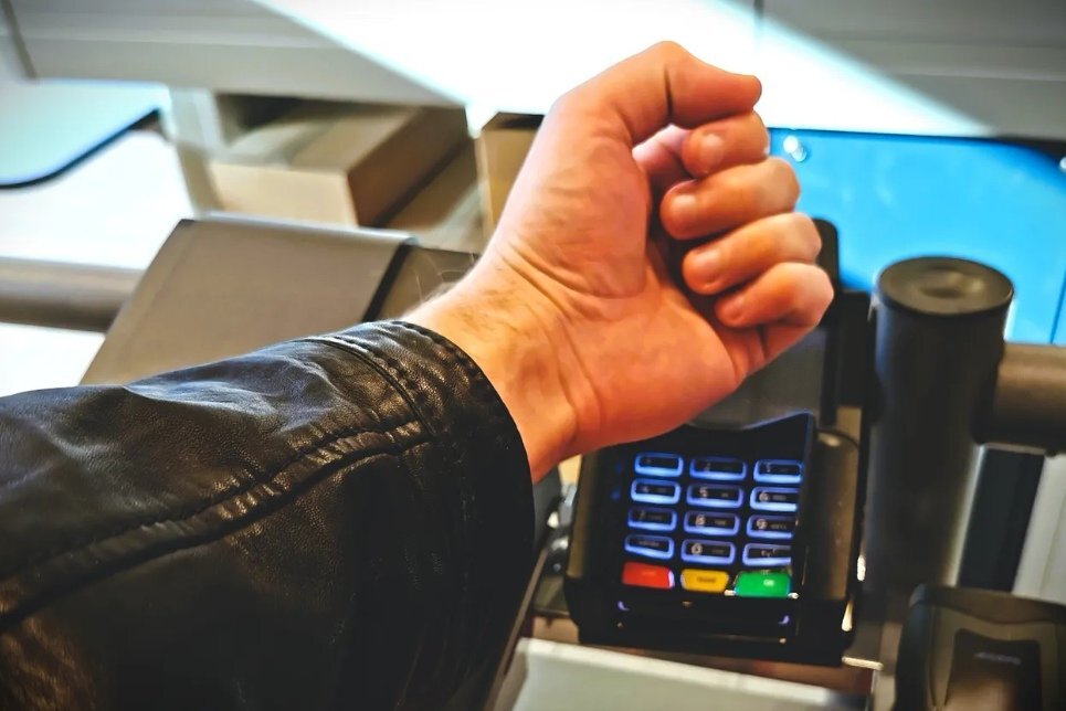 Swedia menggunakan microchip di tangan untuk pembayaran