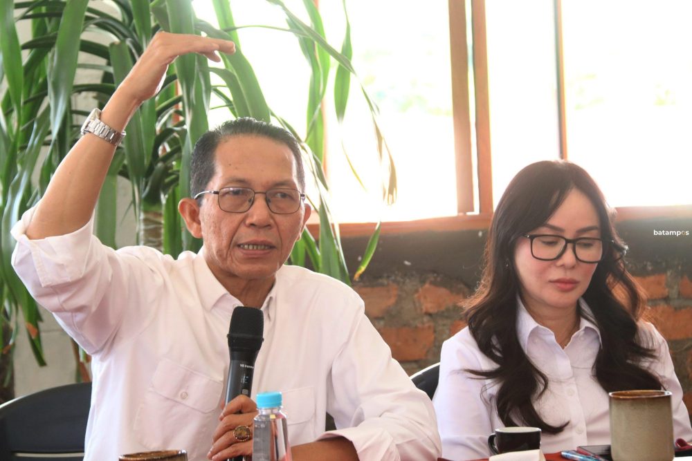 Kepala BP Batam Amsakar Achmad bersama Wakil Kepala BP Batam Li Claudia Chandra beserta jajaran memberikan penjelasan saat menjawab pertanyaan wartawan pada acara coffee morning.