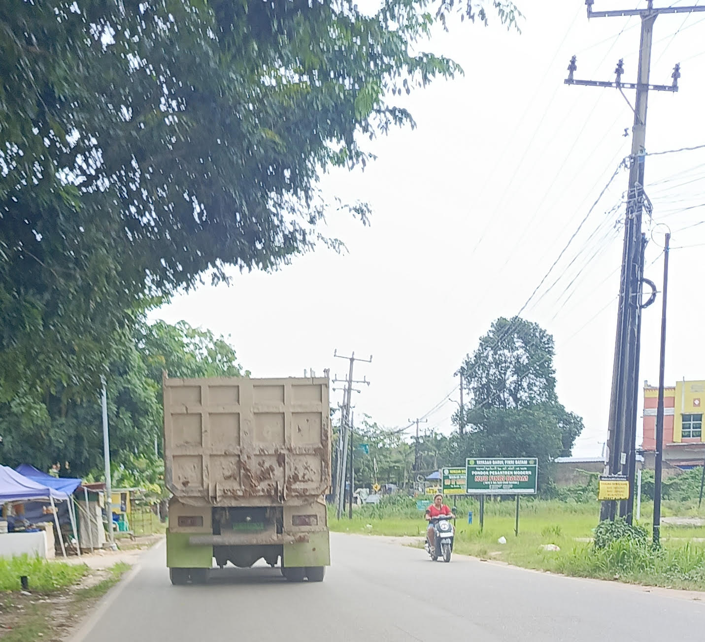 Truk tanah terpantau melintas di jalan marina city, Batam.