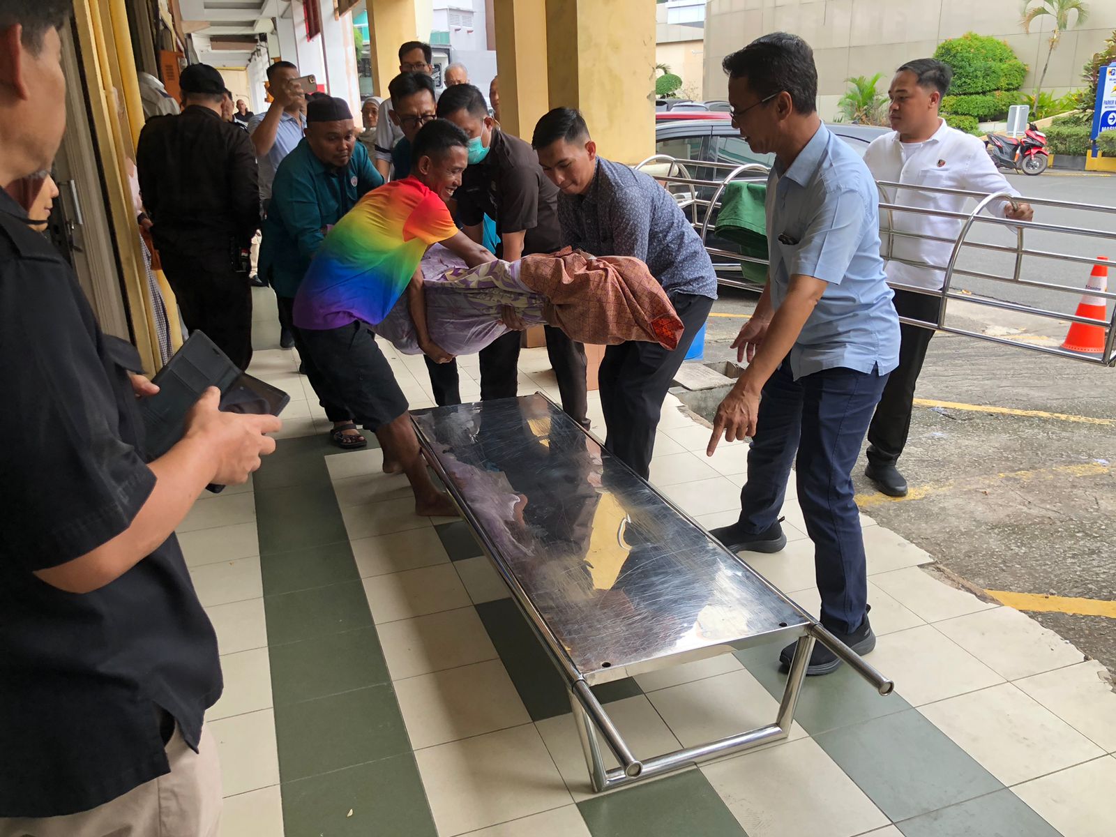 Warga mengevakuasi korban.