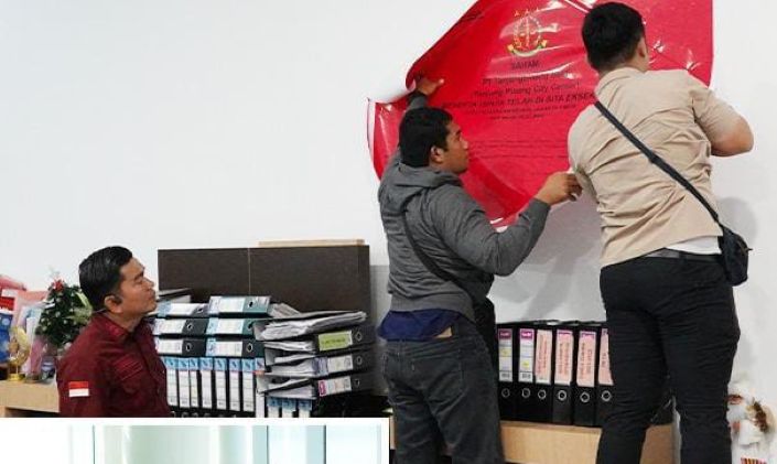 Tim Kejagung RI saat memasang stiker tanda Gedung Mall TCC telah dieksekusi, Rabu (8/10).