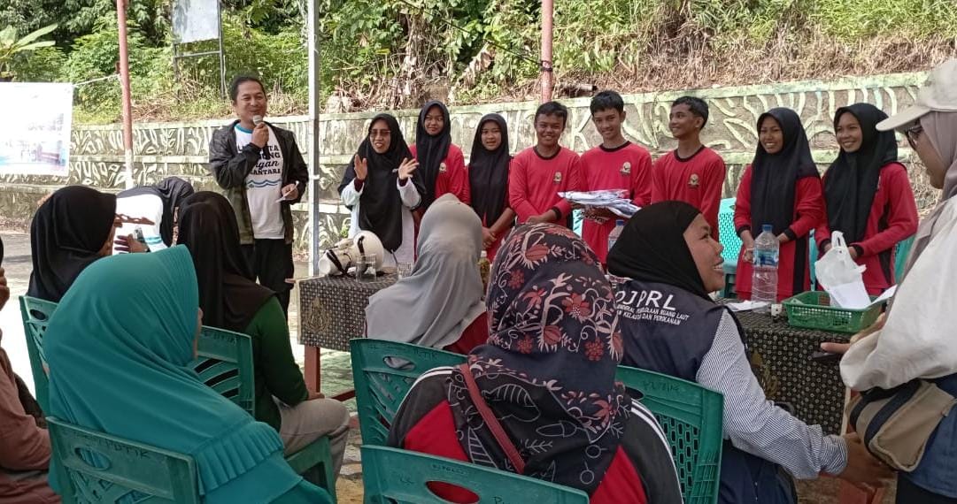 Narasumber sedang memberikan edukasi pengelohan sampah organik menjadi eco-enzim kepada siswa dan warga Desa Putik.