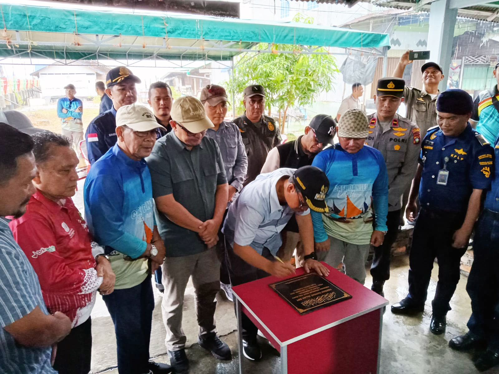 Bupati Karimun, Iskandarsyah menandatangani prasasti Pelabuhan Bongkar Muat di Pulau Buru, Kabupaten Karimun.