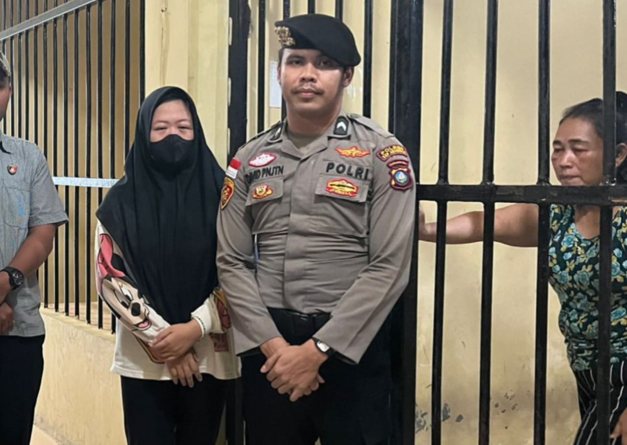 Terdakwa Meranti Segeriani (pakai masker) saat dimasukkan kedalam sel tahanan Polres Anambas, baru-baru ini. Kini hakim memvonis terdakwa 2 tahun penjara.