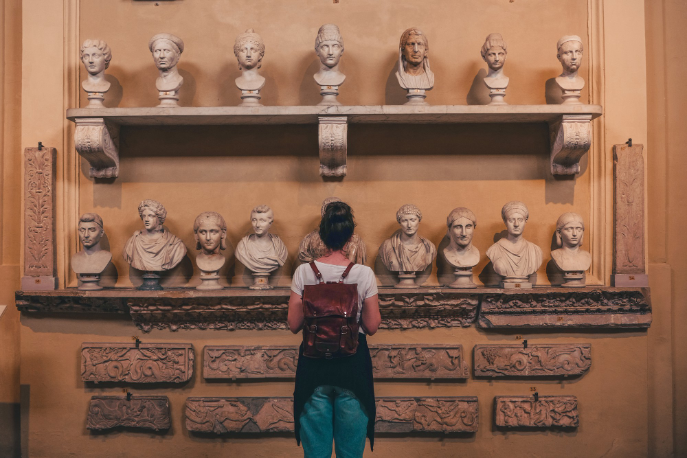 Ilustrasi wisatawan melihat arca di museum