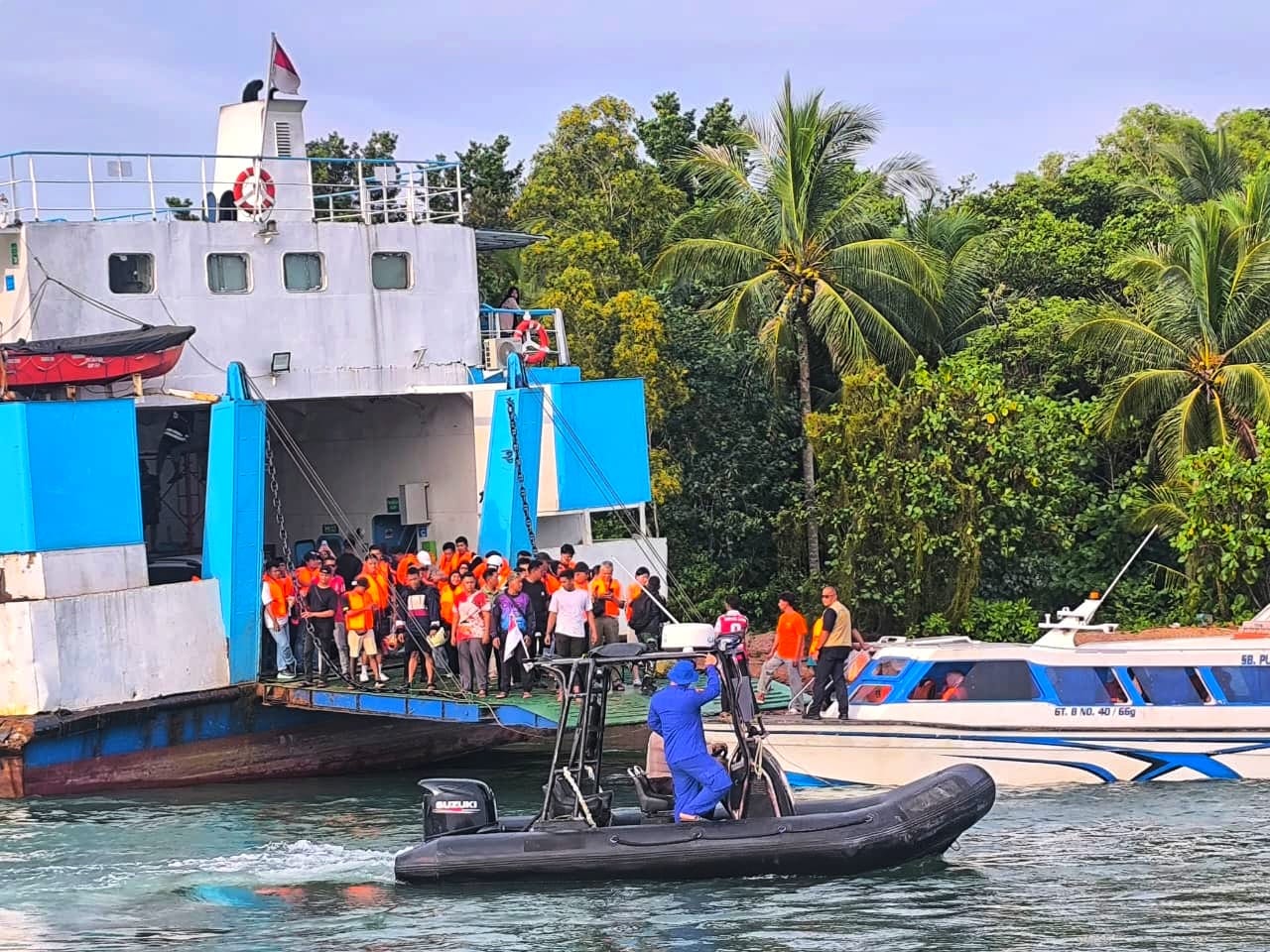 Proses evakuasi penumpang kapal RoRo, KMP Trisakti Adinda yang kandas di Perairan Pulau Kasam, Batam pada Minggu (12/10).