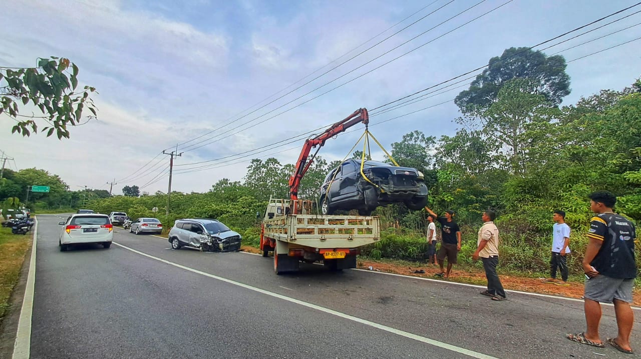 Toyota Rush yang terlibat kecelakaan dengan Nissan Datsun saat dievakuasi dengan truk crane di jalan Jenderal Basuki Rahmat, Desa Ekang Anculai, Kecamatan Teluk Sebong, Bintan pada Minggu (12/10).