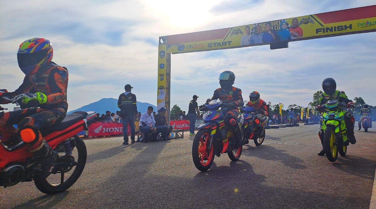 Para pembalap motor beradu adrenalin dalam ajang Road Race Bupati Bintan Cup 2025, Minggu (12/10).