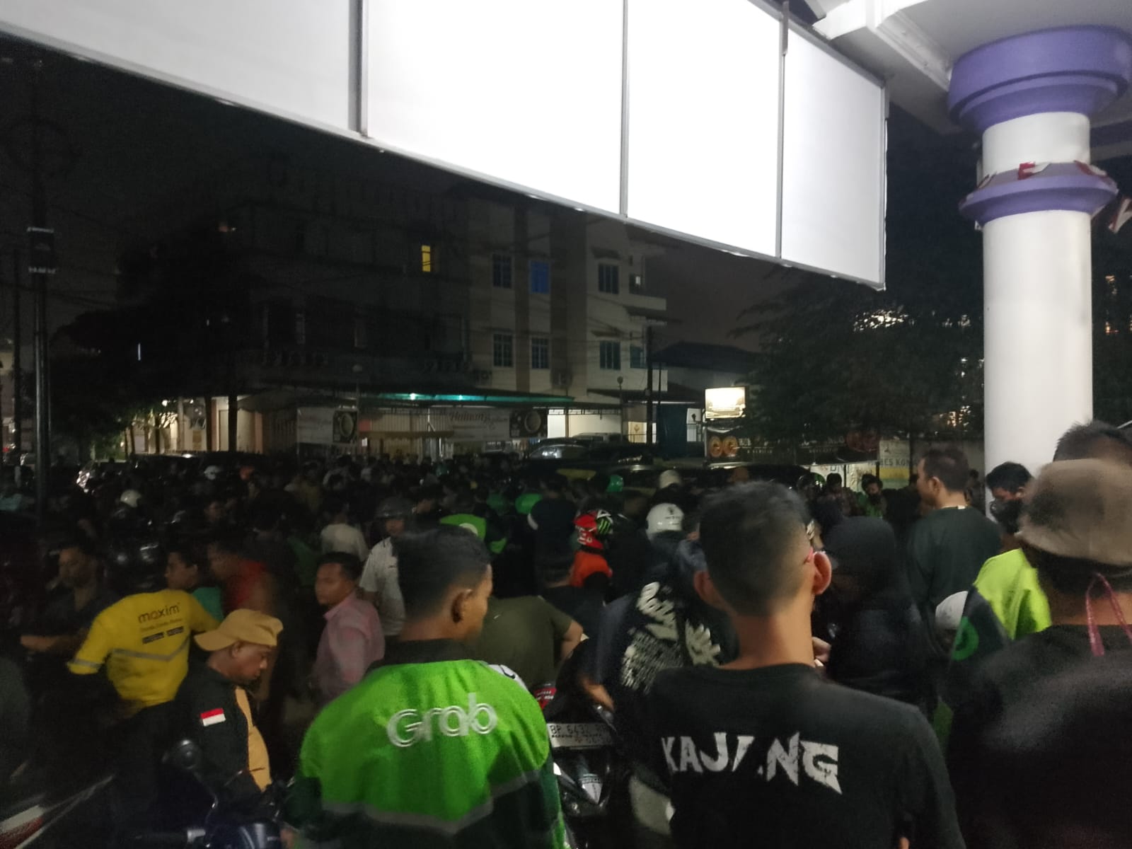 Diriver online bentrok di daerah Nagoya, Batam, Minggu (12/10) dini hari.