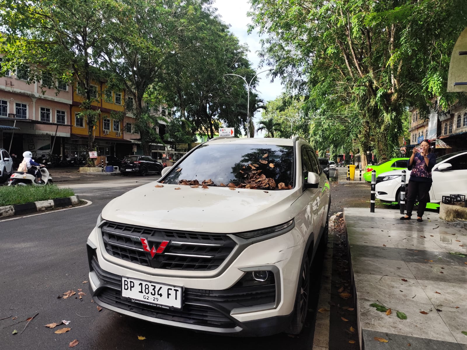 Kondisi mobil Wuling BP 1834 FT yang terparkir berbulan-bulan di Jalan Bintan Center Tanjungpinang.