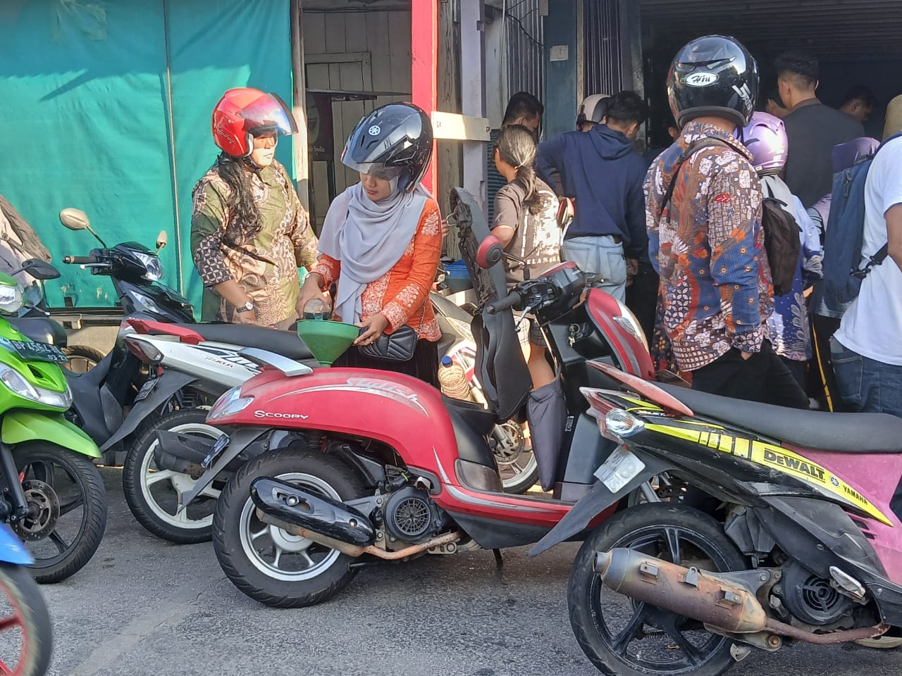 Warga sedang mengisi BBM ke dalam motor, berapa bulan yang lalu. Kini, stok BBM kosong sejak 3 hari yang lalu dampak dari 20 usulan sub penyalir di tolak.