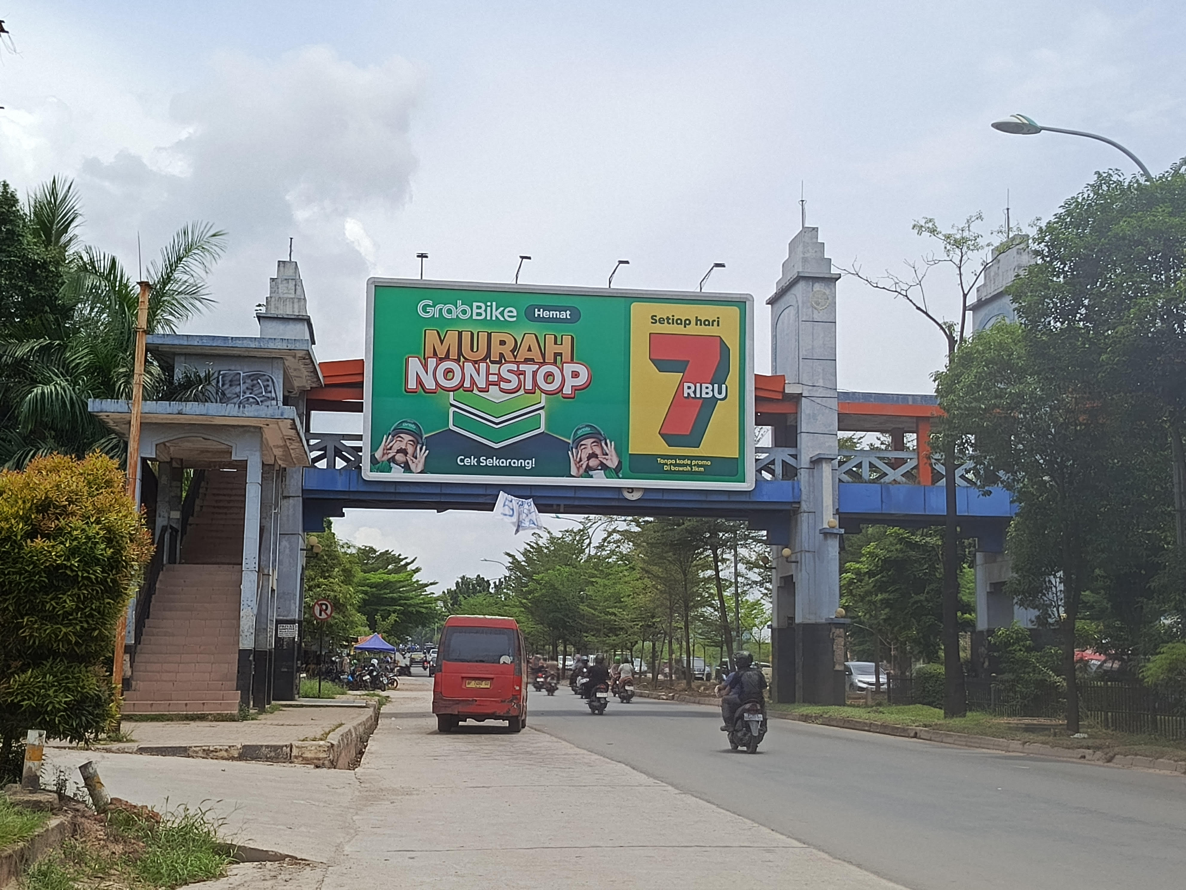 JPO di Batuaji, Batam, masih jadi lokasi strategis untuk papan reklame.