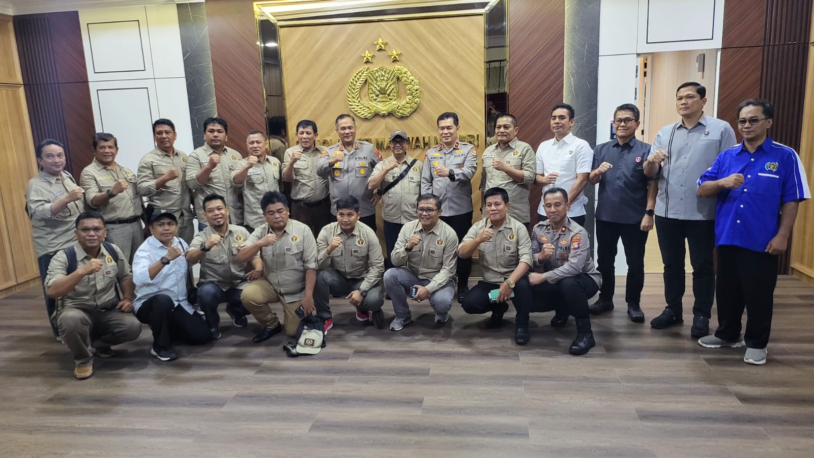 Foto bersama Kapolda Kepri bersama jajarannya dan pengurus PWI Kepri.