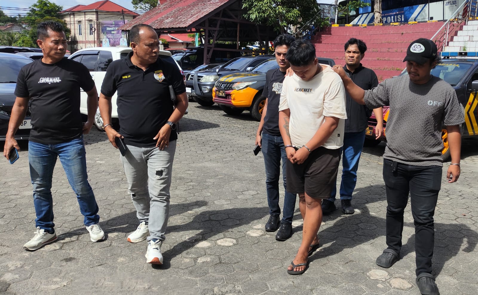 Polisi menggiring pelaku pencurian di Mapolresta Tanjungpinang.