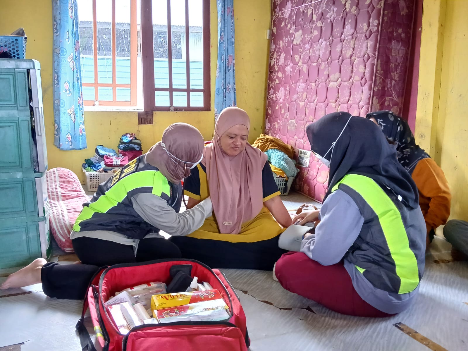 Petugas Klinik Polri sedang memeriksa kesehatan warga yang sakit. Kapolres Anambas mengajak masyarakat untuk manfaatkan layanan ini.