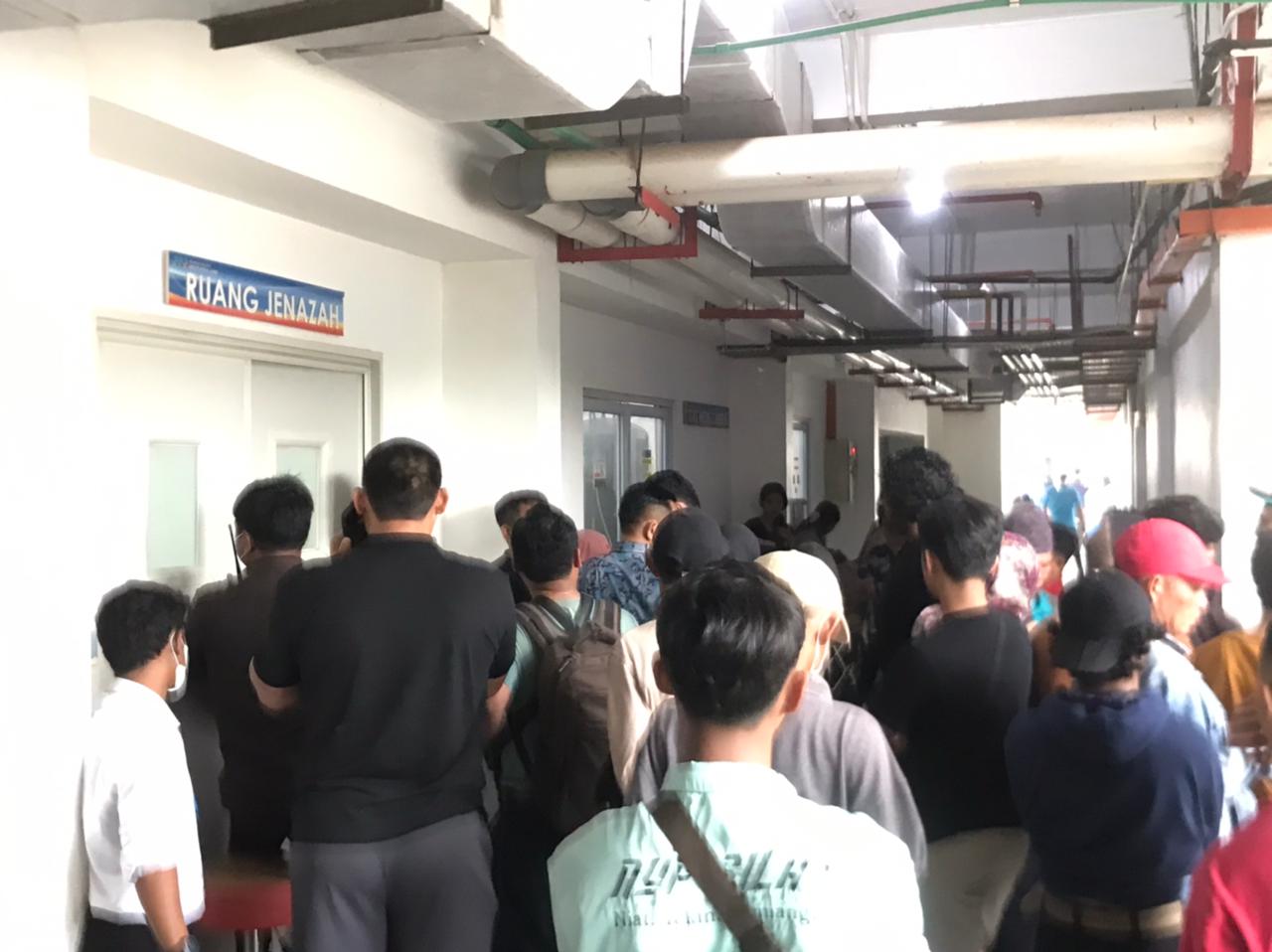 Keluarga korban saat mendatangi ruang jenazah rumah sakit.