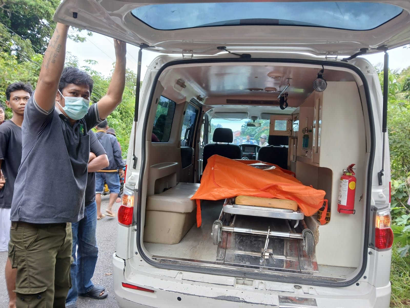 Jenazah korban saat dievakuasi.