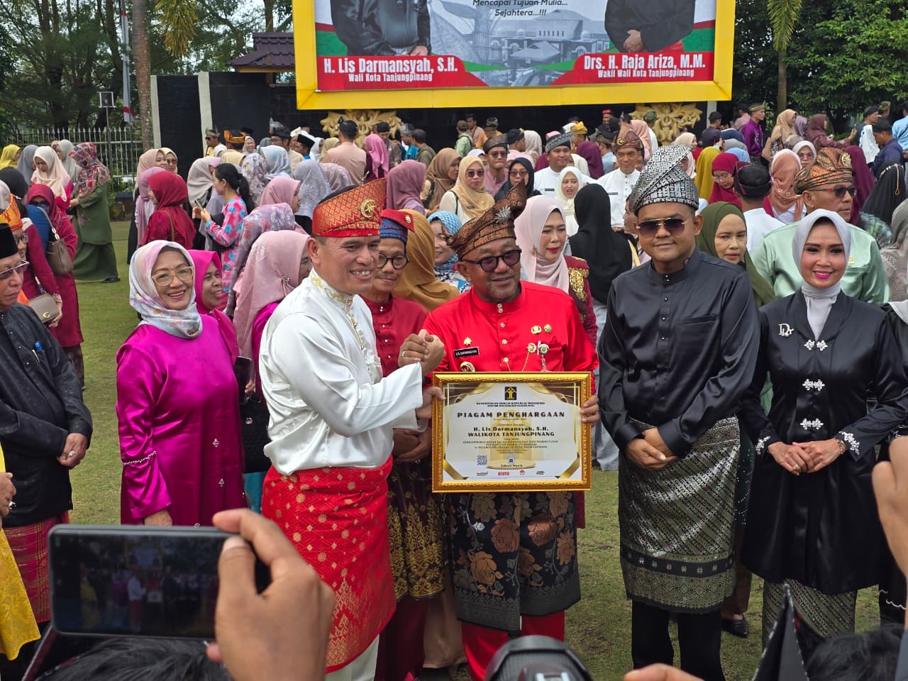 Kakanwil Kemenkumham Kepri, Edison Manik saat menyerahkan piagam penghargaan kepada Walikota Tanjungpinang.