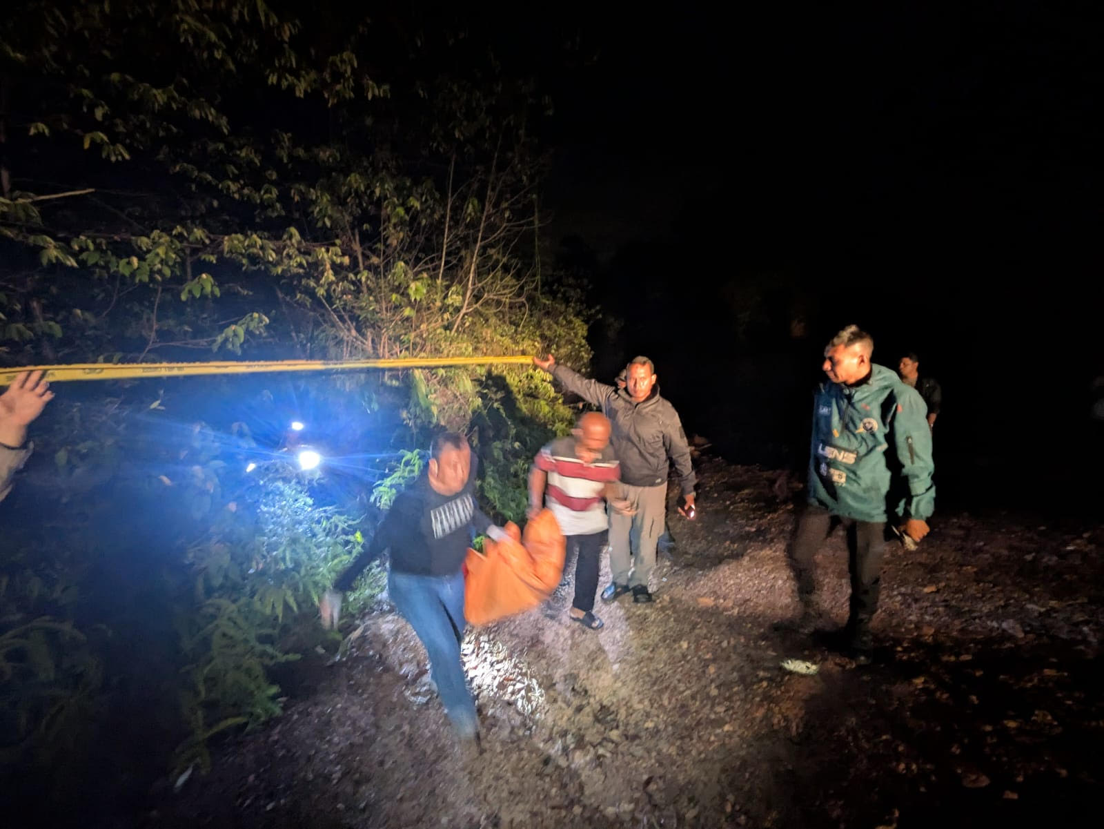 Evakuasi mayat yang ditemukan tergantung di pohon.