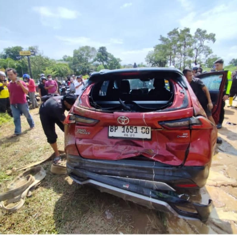 Mobil yang menabrak pejalan kaki.