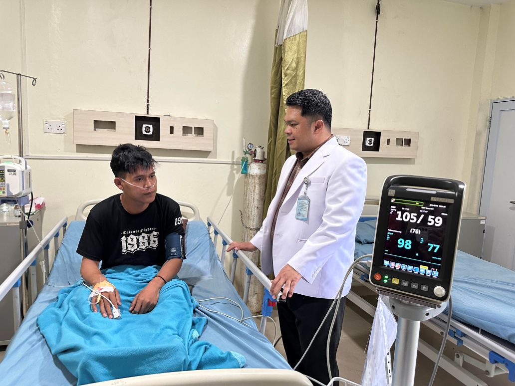 Direktur RS Graha Hermine, dr. Fajri Israq saat menyapa korban ledakan MT Federal II.