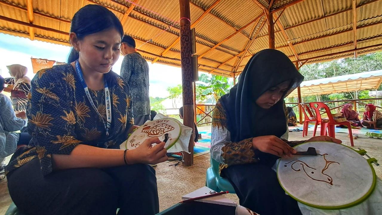 Masyarakat Desa Ekang Anculai diajarkan membatik dalam workshop membatik di Rumah Batik Bintan di Desa Ekang Anculai, Kecamatan Teluk Sebong, Minggu (19/10).