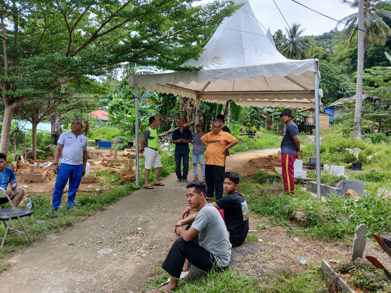 Warga mendirikan tenda untuk keperluan autopsi.