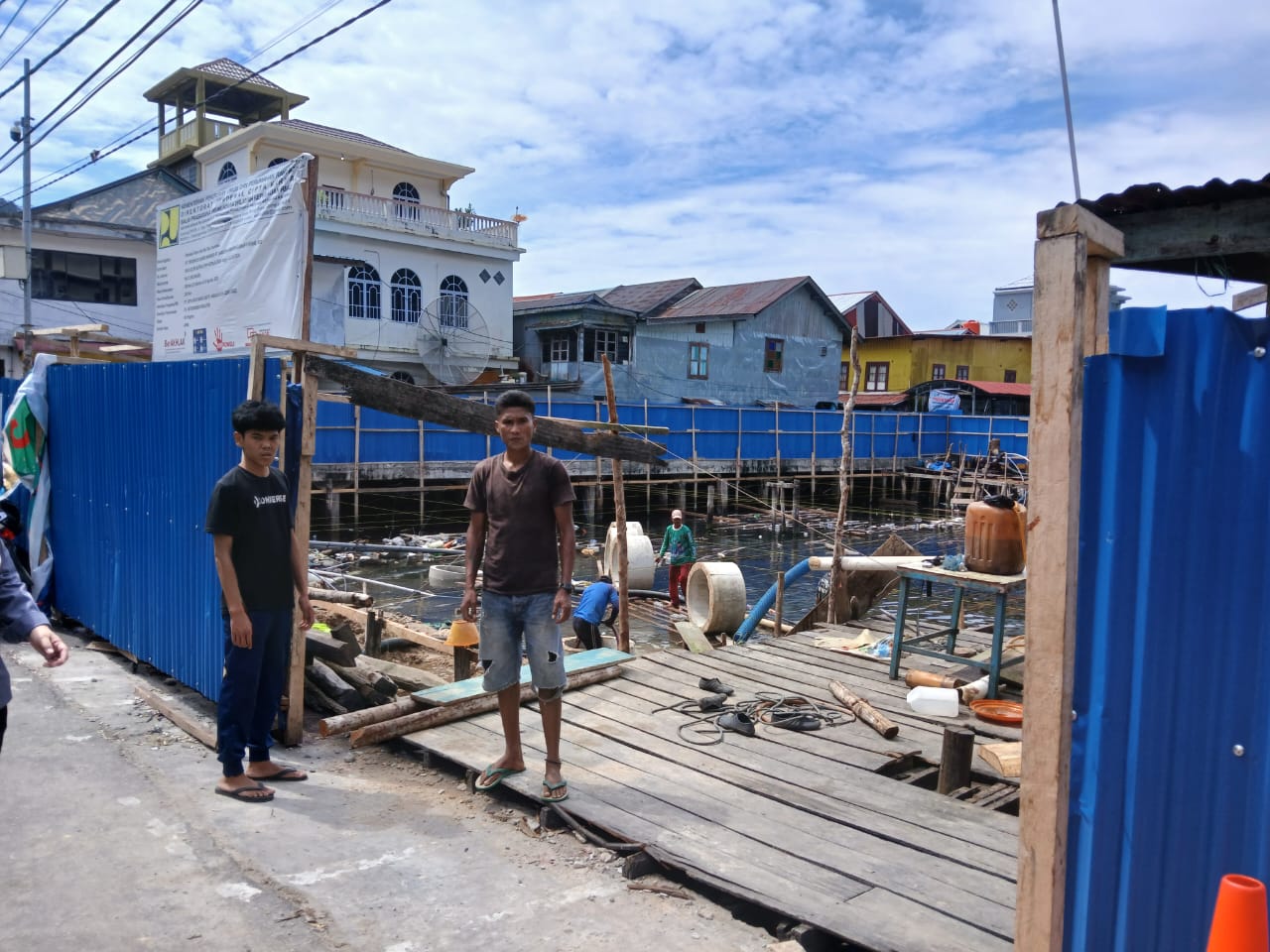 Terpantau dua pekerja di lokasi proyek yang tidak menerapkan K3. Disnaker Anambas menekankan kepada setiap perusahaan untuk memperhatikan K3.