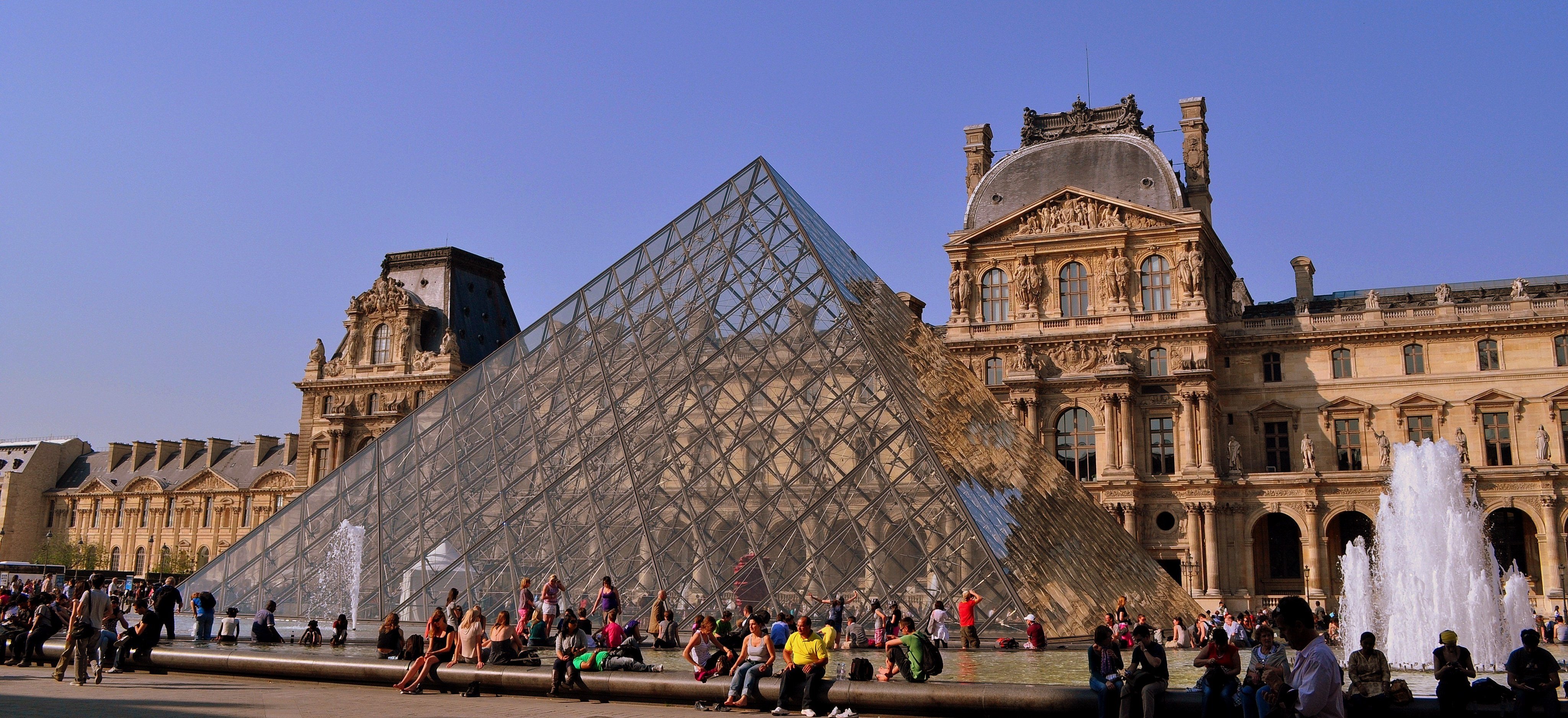 Museum Louvre di paris terkena insiden perampokan pada Minggu, 19 Oktober 2025 pukul 09.30.
