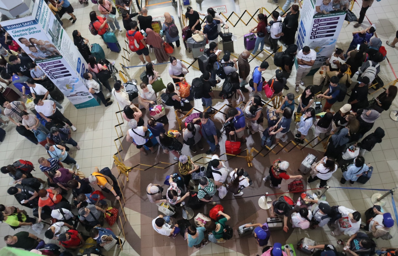 Turis mancanegara sedang mengantri tiket di Pelabuhan Batam Centre