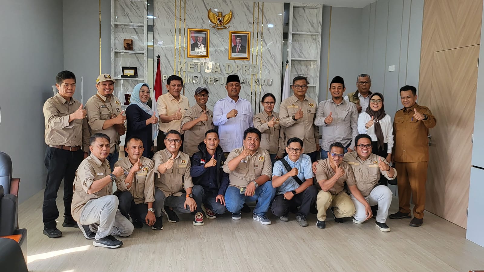 Ketua DPRD Kepri, Iman Sutiawan  dan Staf Sekwan dan pengurus PWI Kepri foto bersama usai diskusi.