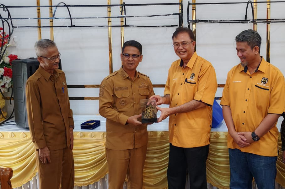 Bupati Karimun, Iskandarsyah menyerahkan cinderamata berbentuk tanjak kepada Abdul Razak selaku Ketua Koperasi Pelabuhan Johor Berhad.
