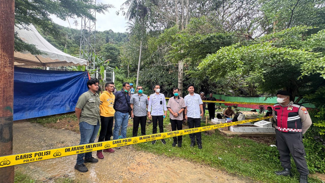 Kepala Kantor Imigrasi Tarempa, Ferry Khrisdiyanto mendampingi tim Intelijen Dirjen Imigrasi ke lokasi pemakaman jenazah Harsyad.