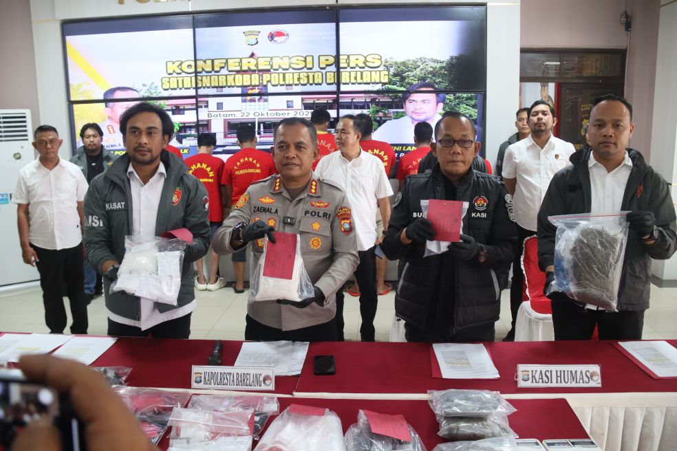 Kapolresta Barelang Kombes Pol Zaenal Arifin didampingi Kasat Narkoba, Kasi Humas Polresta Barelang dan jajajaran memberikan keterangan pengungkapan tindak pidana narkotika saat ekspos.