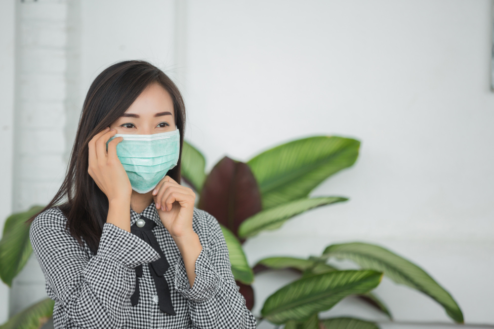Ilustrasi wanita menggunakan masker.