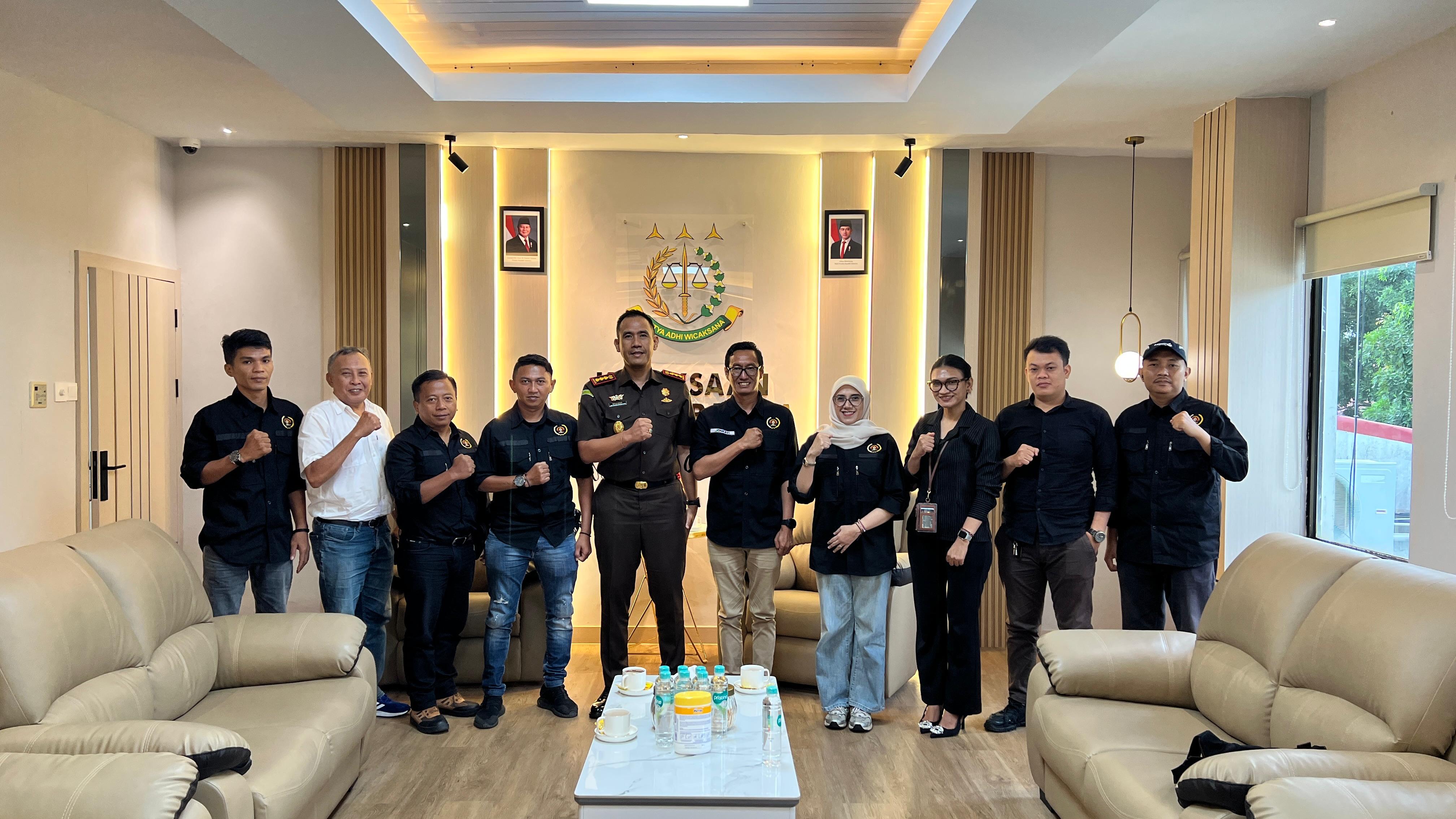 Kepala Kejaksaan Negeri Batam, I Wayan Wiradharma bersama pengurus PWI Batam foto bersama.