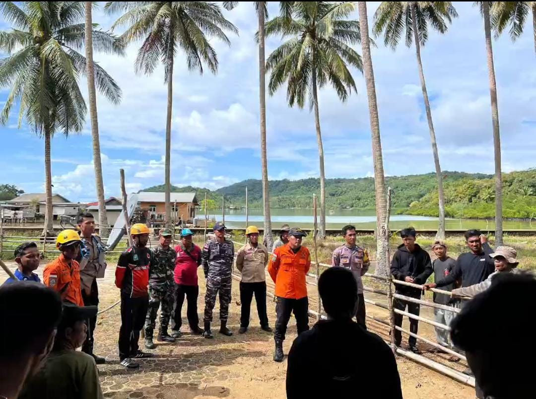 Tim SAR saat melakukan breafing sebelum melanjutkan pencariam kakek berusia 73 tahun yang hilang di Desa Air Putih.