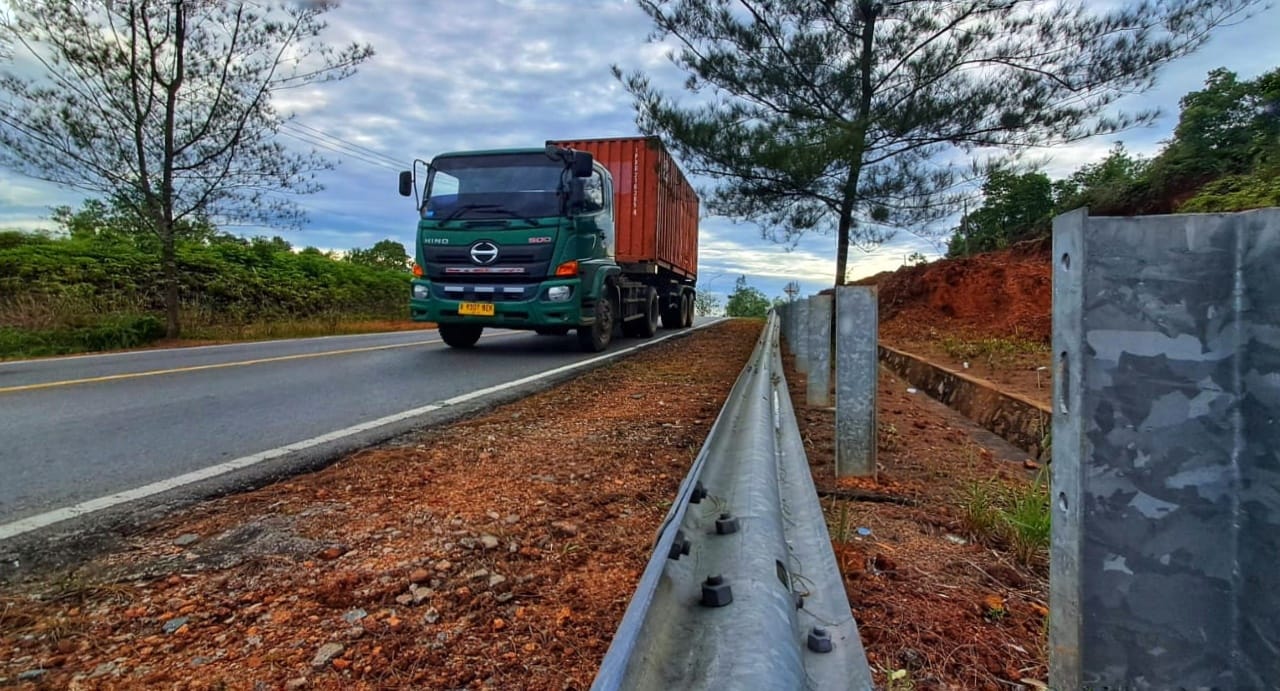 Pagar pengaman jalan di jalan Lintas Barat, Toapaya terlihat rusak, terlepas dari penyangganya, Selasa (21/10) sore.