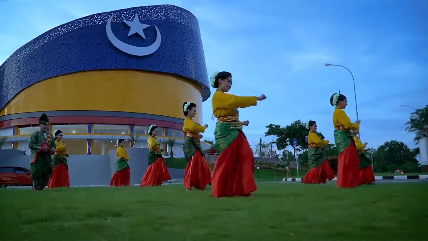 Tari Zapin berasal dari Kepulauan Riau.