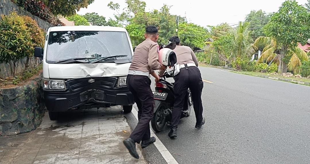 Polisi saat melakukan evakuasi sepeda motor yang menabrak mobil pikap sedang parkir di Jalan Wiratno Tanjungpinang, Rabu (22/10).