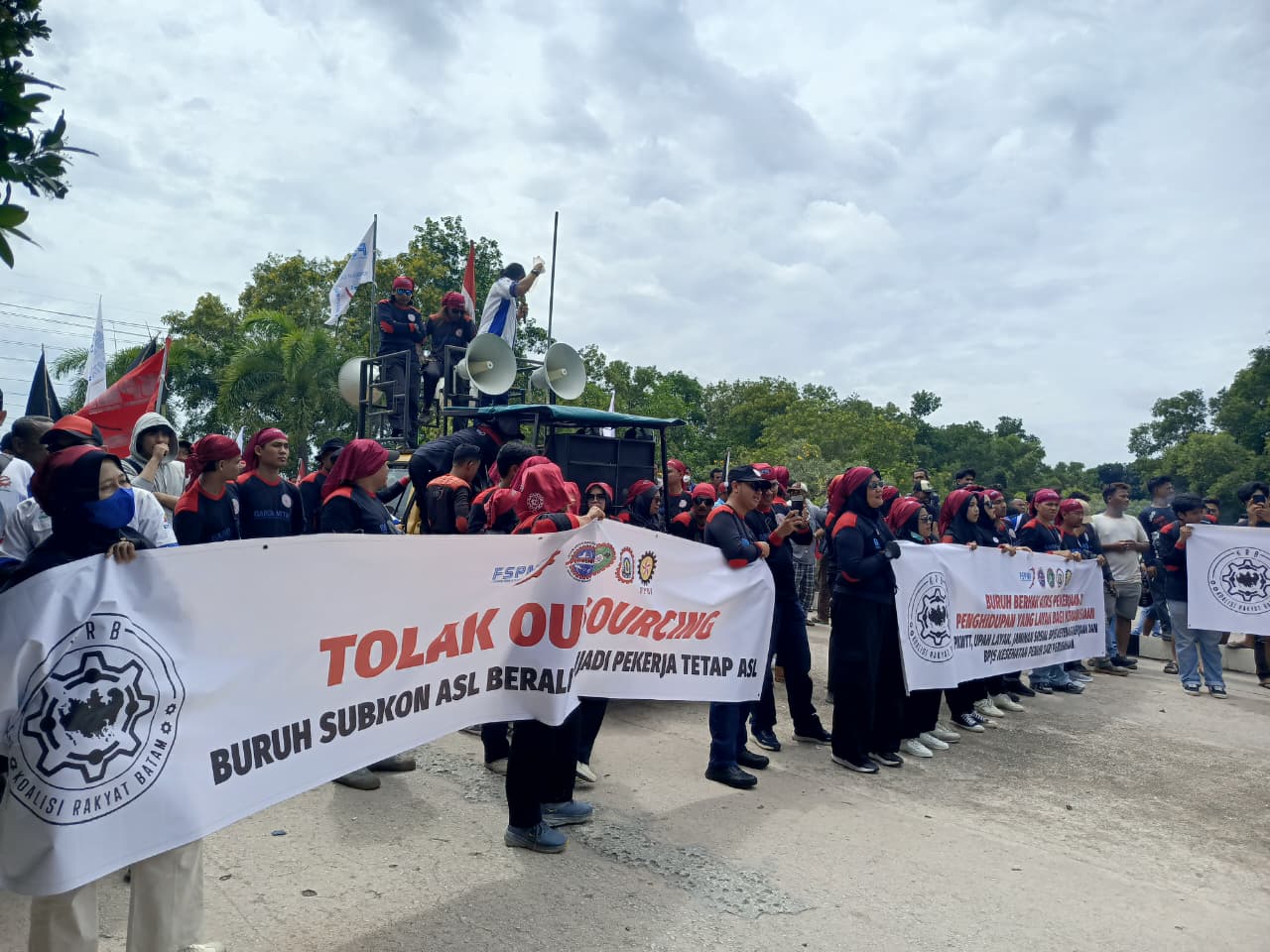 Buruh saat depan di depan kawasan PT ASL Tanjunguncang.