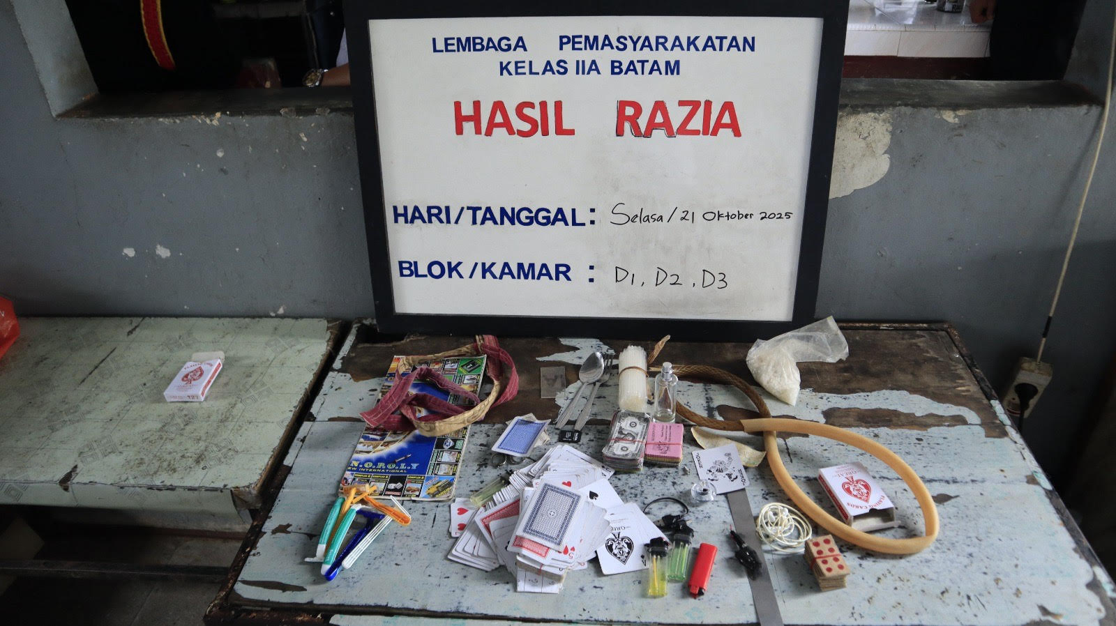 Hasil razia di lapas.