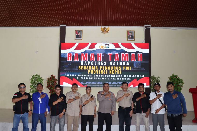 Kapolres Natuna foto bersama pengurus PWI Kepri dan Natuna usai diskusi.