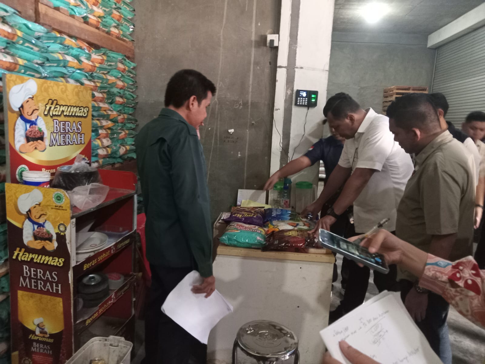 Tim pengawasan pangan Bapanas RI saat mengecek harga beras di Gudang Distributor yang ada di Jalan Kijang Lama, Kamis (23/10).