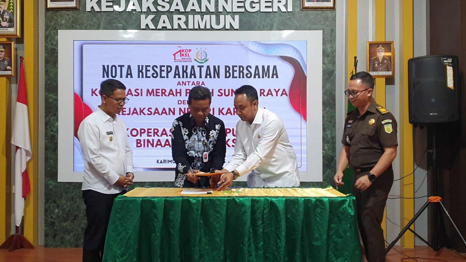 Bupati Karimun menyaksikan penandatanganan nota kesepahaman antara Koperasi Merah Putih (KMP) Sungai Raya dengan Kejari Karimun.